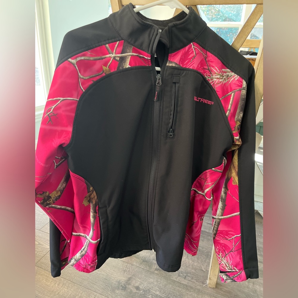 Realtree Pink Camouflage Jacket for Ladies. Size 4-6. Pink and Black color.